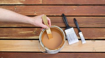 Er din terrasse plettet til med maling efter du har malet huset?