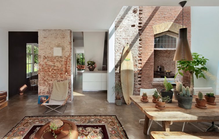 Billede af stuen i et renoveret hus, der tidligere blev brugt af hollandske jernbanearbejdere.