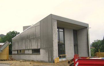 Passivhus i betonelementer under opførelse