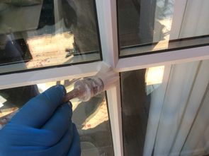 Tynde vinduessprosser males med smal pensel Tynde vinduessprosser males med smal pensel