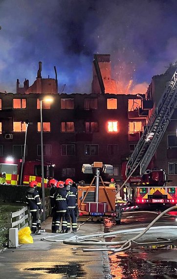Brandmænd for lejligheder på Grøndals Parkvej i Vanløse, som der er brand i.