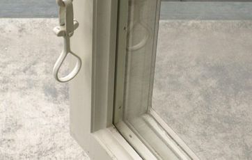 Detalje fra vindue, der er malet med plastalkydmaling. Detalje fra vindue, der er malet med plastalkydmaling.