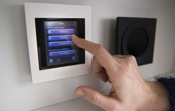 Living connect termostater fra Danfoss Hånd styrer temperaturen på skærm