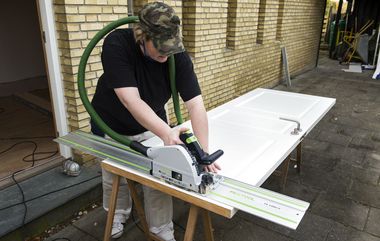 Håndværker i gang med at arbejde. Med ny permanent BoligJobordning får du fortsat fradrag på mange håndværksydelser.