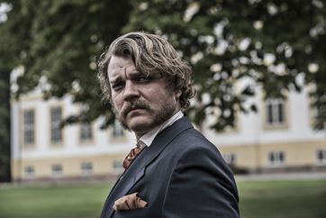 didrik fra tv-serien 1864 foran gods