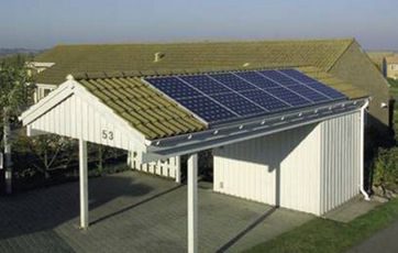 Hvis det ikke er muligt at placere solcellerne optimalt på boligen, kan de f.eks. monteres på en carport. SOL 1000-projektet.