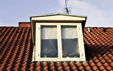 Hvidmalet vindue i kvist på 1. sal.