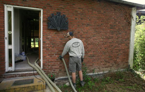 Væg isoleres med papiruld. Papiruld er et alternativt isoleringsmateriale.