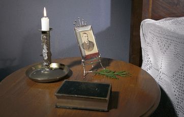 sengebord med billede i ramme og bog