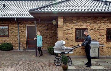 Daniel Rosu og Veronika Gren med barnevogn foran deres hus i Lem