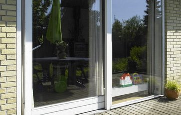 Vinkelstuens store gamle skydedør med glas var både utæt og isolerede dårligt.