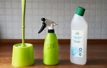 Toiletbørste, sprayflaske og toiletrengøringsmiddel