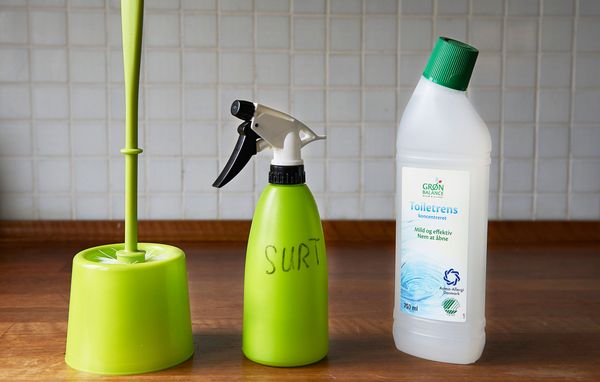Toiletbørste, sprayflaske og toiletrengøringsmiddel Toiletbørste, sprayflaske og toiletrengøringsmiddel