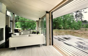 Stuegulv og terrasse går ud i ét.