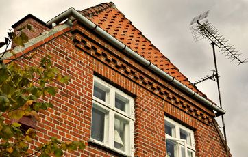 Antenne monteret på husgavl.