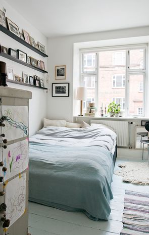 To værelser i lejligheden, det ene med en halvanden mands-seng, det andet med en mindre seng med skuffer under