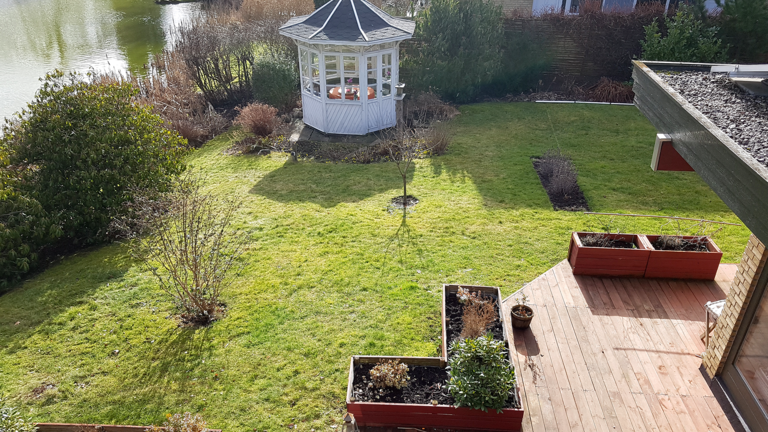 Flot træterrasse rundt om hus