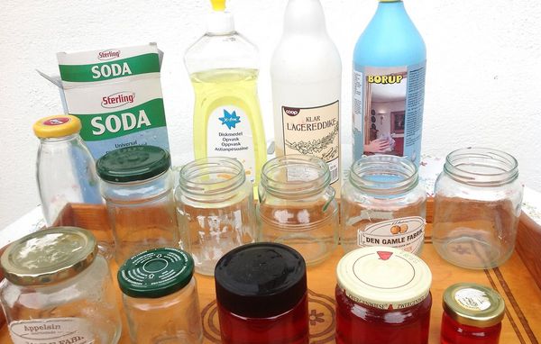 glas med og uden etiketter og soda, opvaskemiddel og eddike