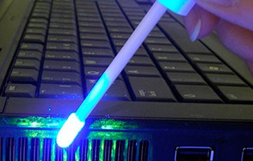 En pc males med SmartWater som er en form for dna mærkning