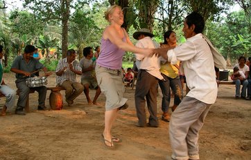Gunilla Sommer er danseglad af natur - og det fik hun god brug for i Bolivia, hvor de lokale også er vilde med at feste.