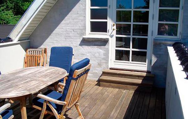Tagterrasse med havemøbler.