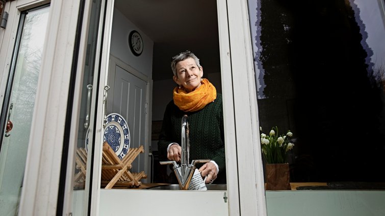 Abelone Glahn kigger ud ad vindue