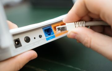 Router og ethernetkabel