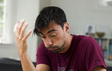 frustreret mand Anerkendelse af arbejdsskade hos Arbejdsskadestyrelsen ved gør det selv-arbejde.