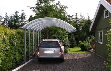 Carporte_og_garager_06 Carport med let konstruktion placeret i skel