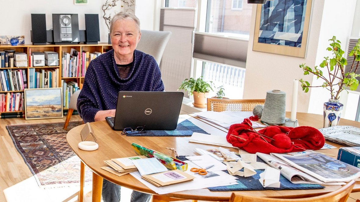 Kvinde sidder ved computeren