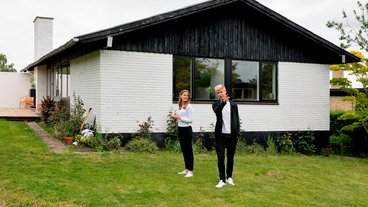 Villa fra 1966 med hvide murstensvægge og sort gavl og bølgetag