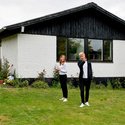 Villa fra 1966 med hvide murstensvægge og sort gavl og bølgetag