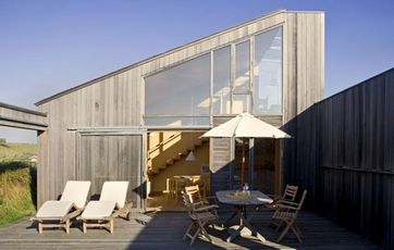 Gård med terrasse og liggestole.