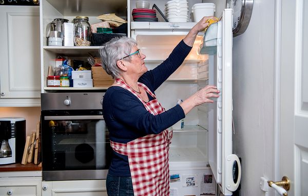 Sørg for, at dit køleskab er rent, når du sætter mad ind, så minimerer du lugtgener