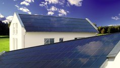 Solceller på tag af hus