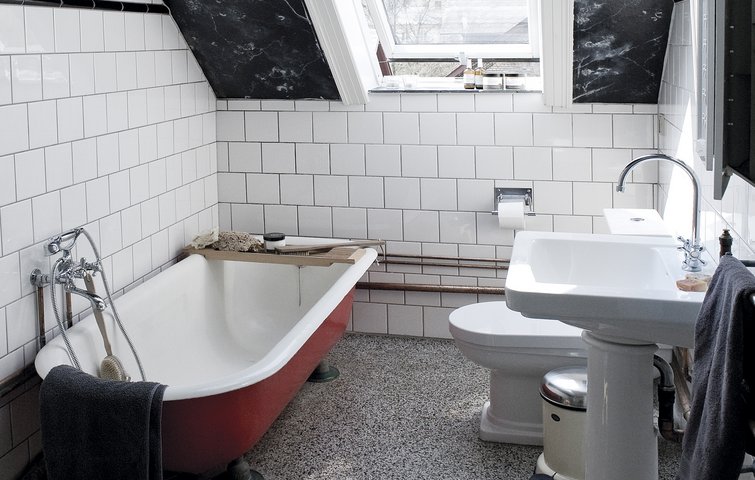 Badeværelset står næsten som i gamle dage. Men badekarret er blevet sprøjtelakeret ferrarirødt.