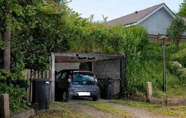 Carport indbygget i grunden