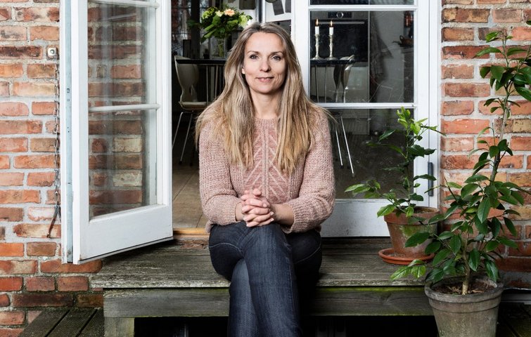 Kristine Virén sidder på trappe