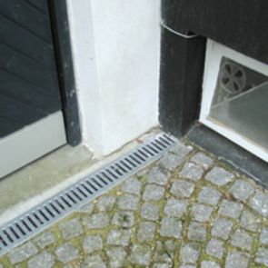 Grav en vandrende langs soklen og fjern vandet