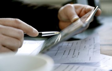 Mand ser på energimærke på en ipad