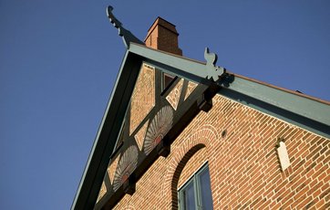 Udsmykket gavl på byhus.