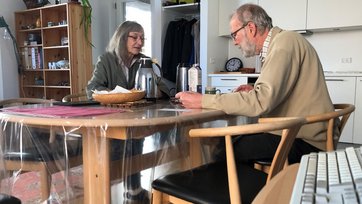 Marianne og Steen ved spisebordet
