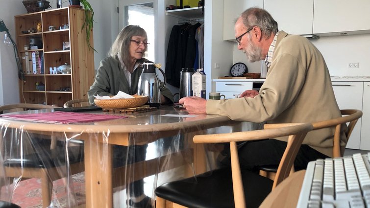 Marianne og Steen ved spisebordet