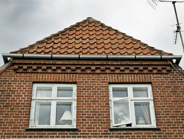 På mange murermesterhuse er udhænget meget lille, hvilket gør det svært at efterisolere udefra.