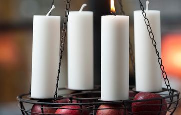 Vælg selvslukkende lys til kransen, så de ikke sætter ild til pynten.