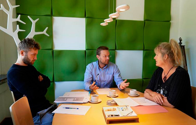 Få hjælp af en mediator til at løse nabokonflikten. Foto: Tommy Veerting