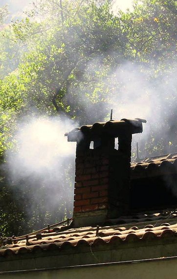 Du kan undgå brand i skorstenen ved at fyre med rent, tørt træ og sikre dig, at brændeovnen ikke soder.