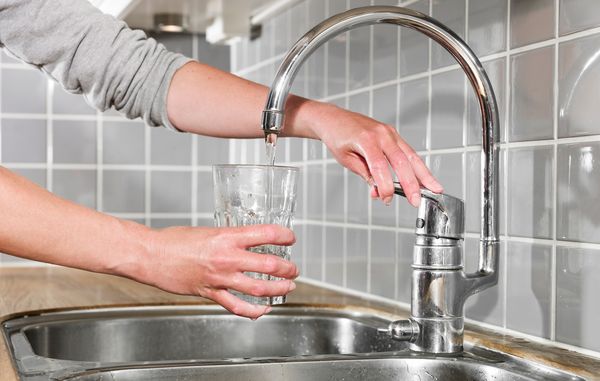 Du bør lade det kolde vand fra din vandhane løbe mindst 2-3 deciliter, før du bruger det til te, kaffe eller som drikkevand. Foto: Bigstock.com