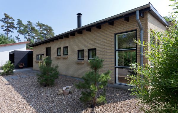 Et af de huse, der i øjeblikket er nomineret til arkitekturprisen IdéPrisen, er ifølge Jesper Nielsen et godt eksempel på, at en arkitekt kan betale sig, selv hvis huset er et almindeligt parcelhus. Jesper Nielsen vurderer, at familien kan få deres i