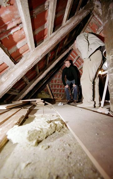 Rådgiver gennemgår loft med husets ejer.